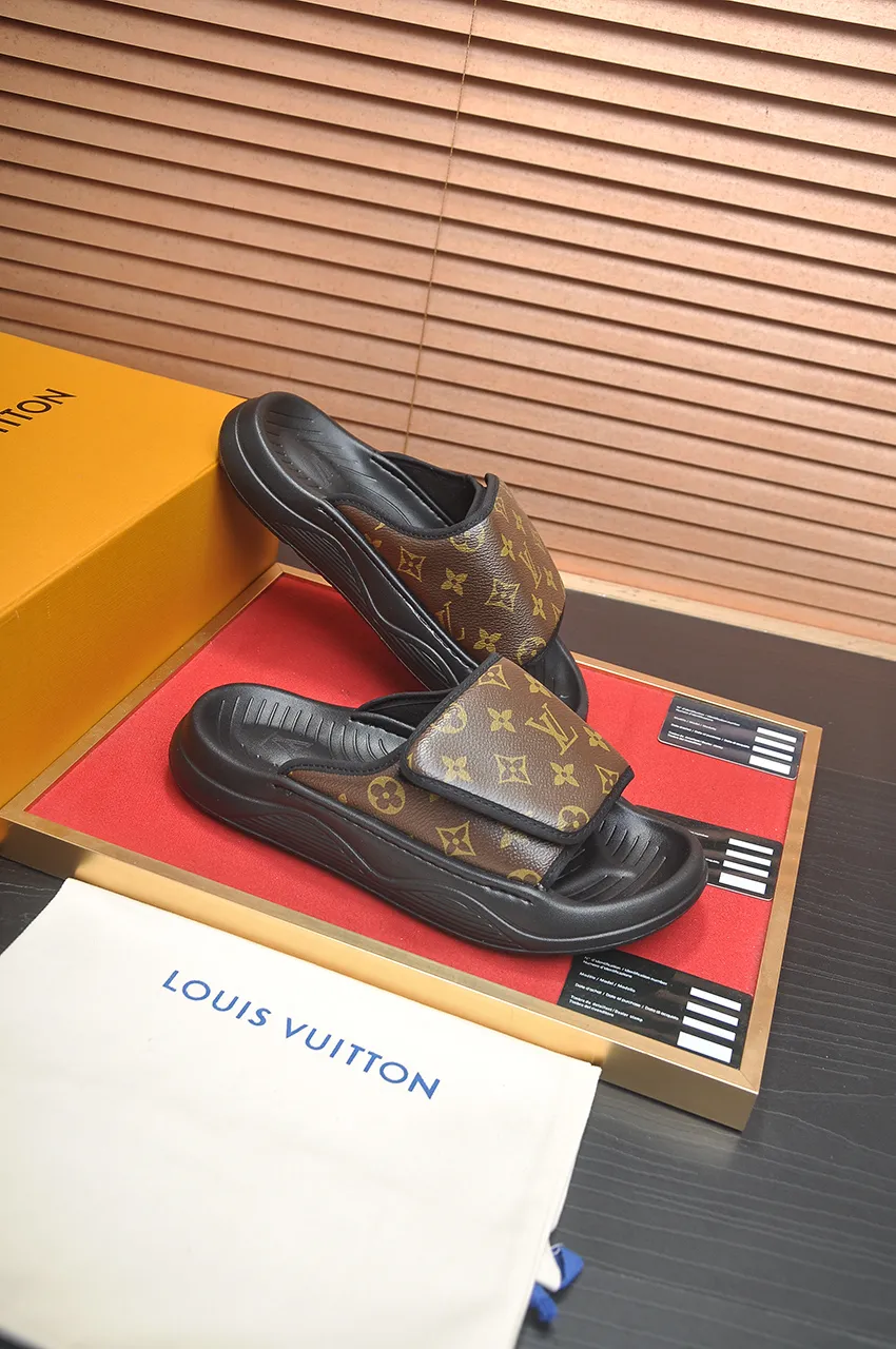 Men's men's shoes 💰340💶 [Louis Vuitton LV slippers] (high-end cowhide) counter 1:1 fashion style, a must-have for summer! The designer used LV’s iconic outsole. The original simple slippers instantly become fashionable! The upper is made of flexible special cowhide leather straps alternately, and the workmanship is exquisite! A must-have for stylish men in summer, size 38-45 (45 customized)